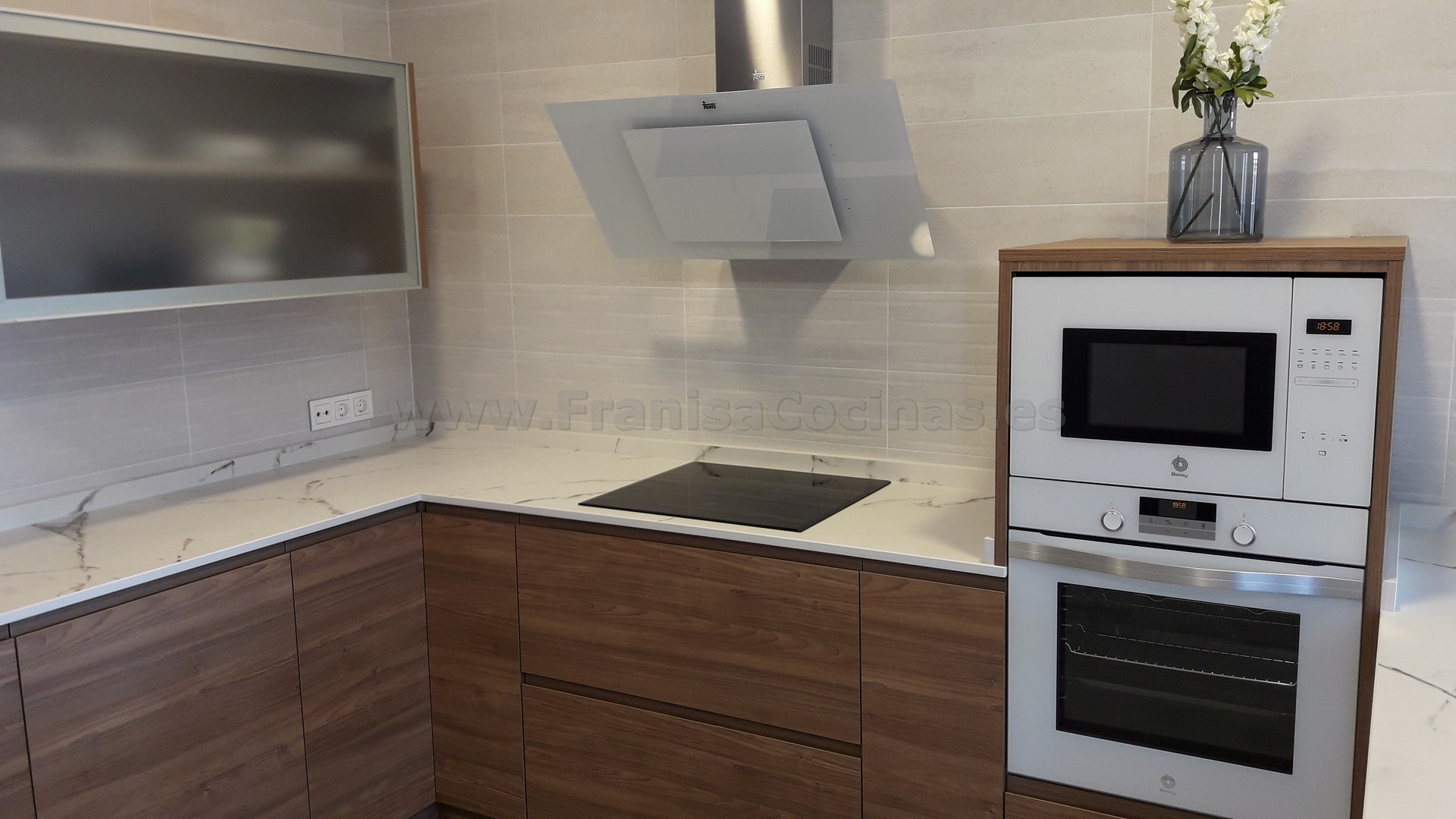 Muebles de cocina tirador uñero gola madera - Imagen 9