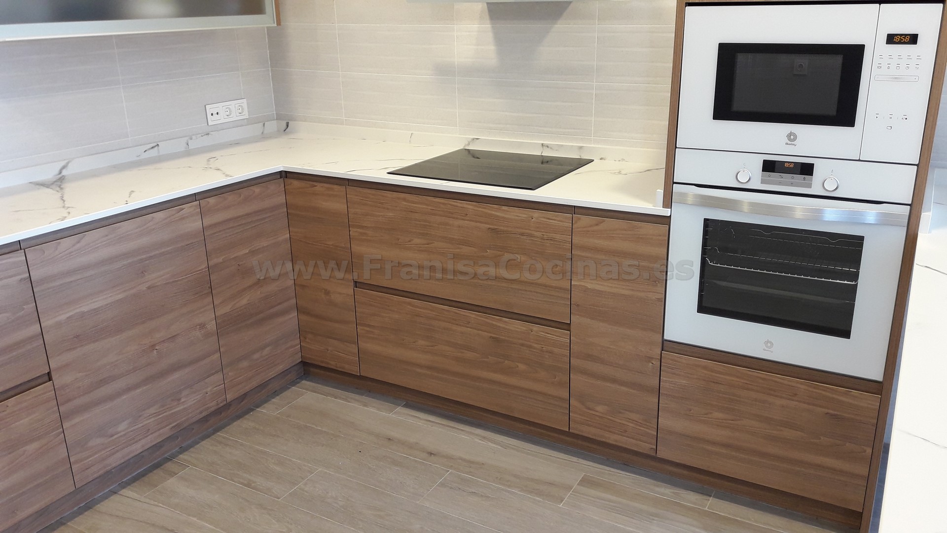 Muebles de cocina tirador uñero gola madera - Imagen 8