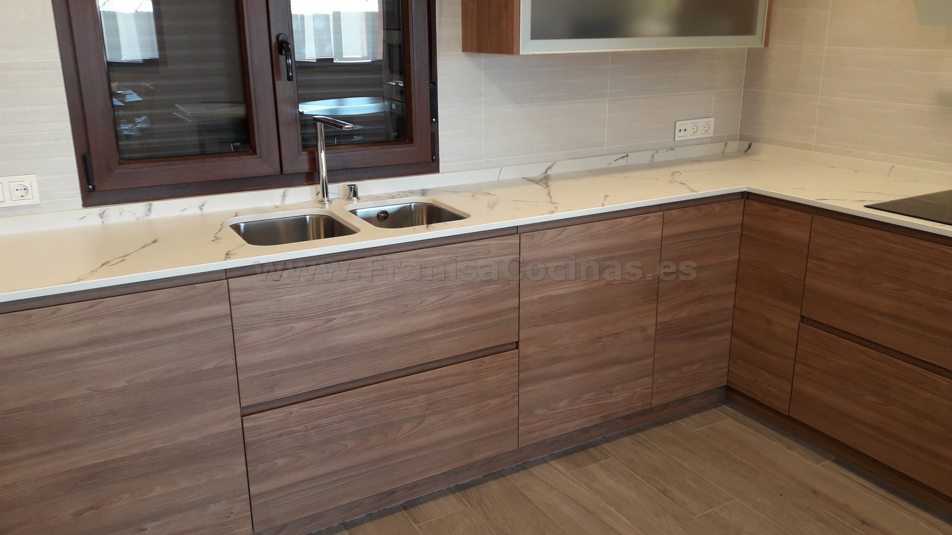 Muebles de cocina tirador uñero gola madera - Imagen 7