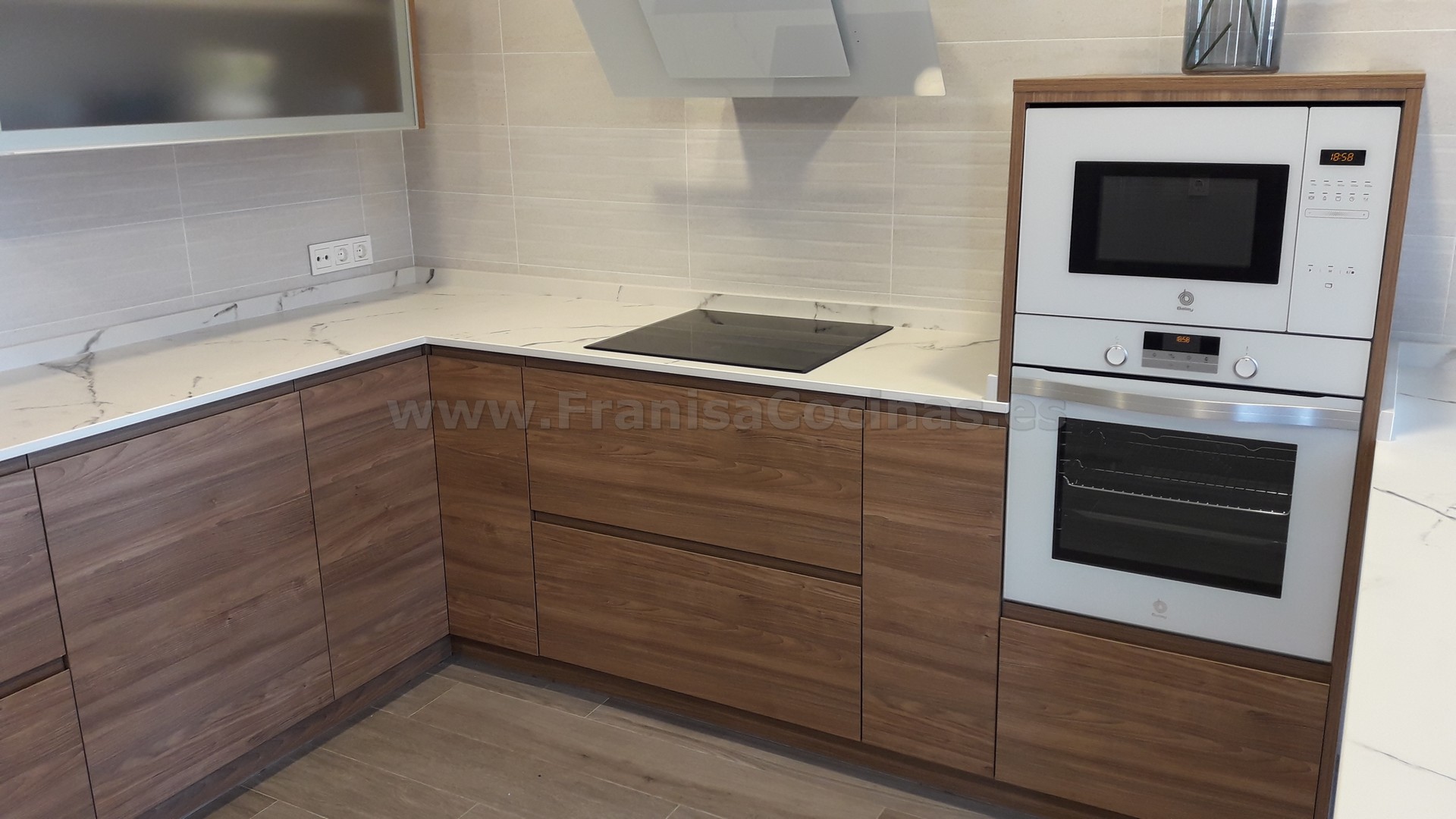 Muebles de cocina tirador uñero gola madera - Imagen 4