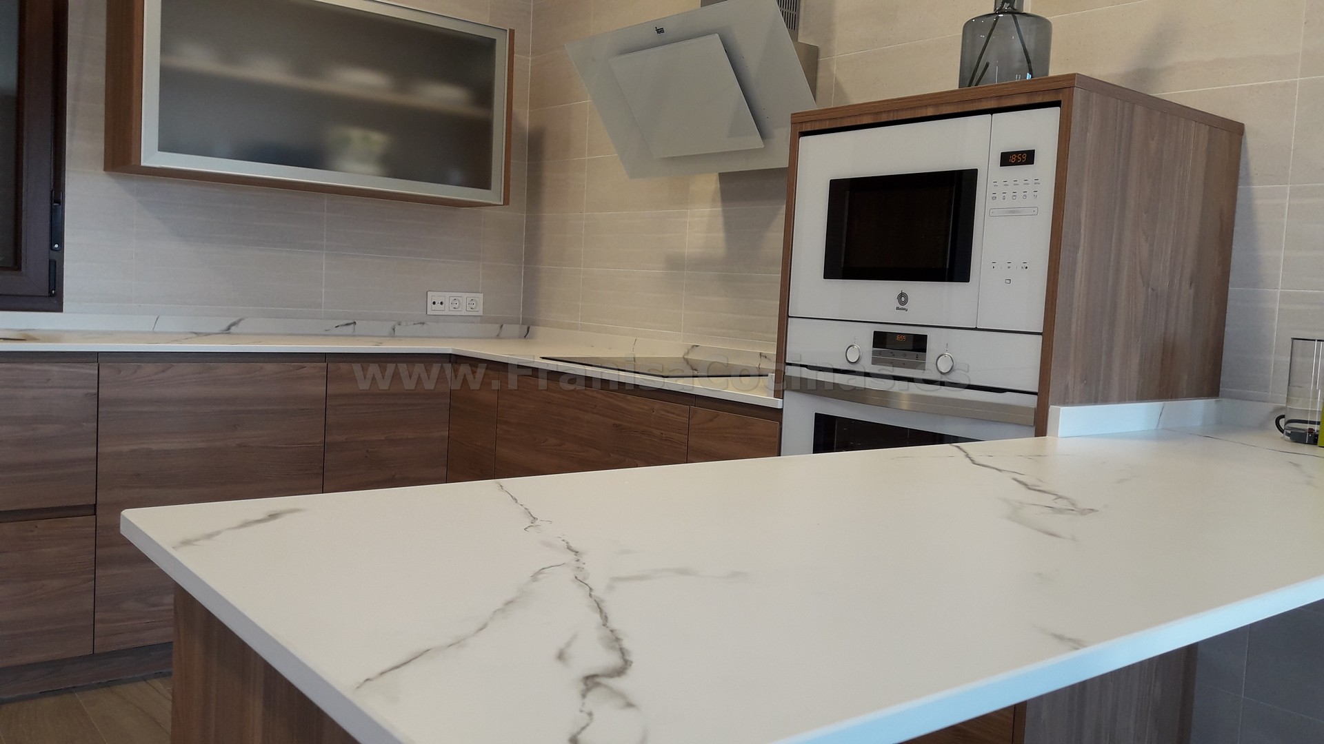 Muebles de cocina tirador uñero gola madera - Imagen 3