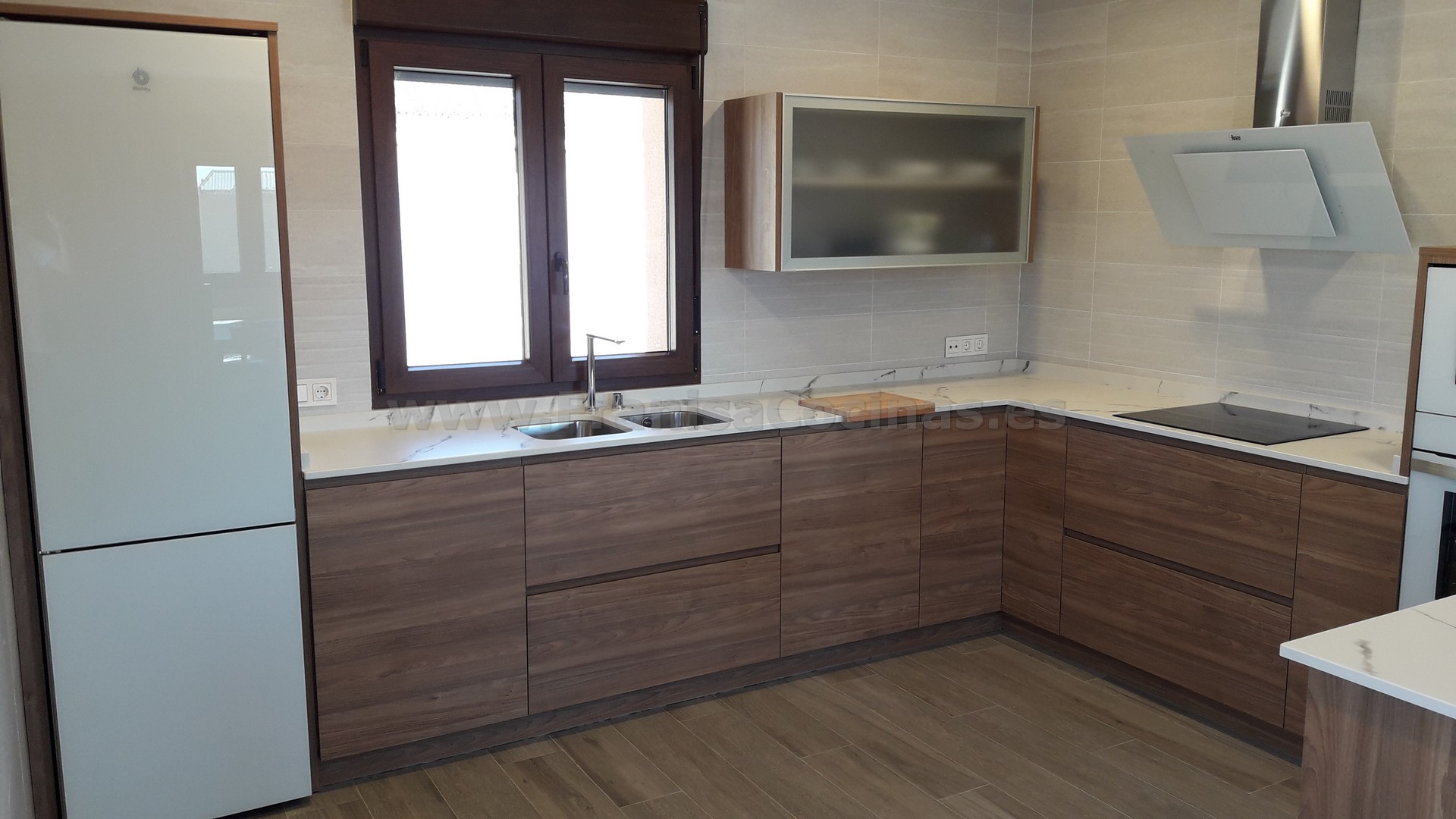 Muebles de cocina tirador uñero gola madera - Imagen 65