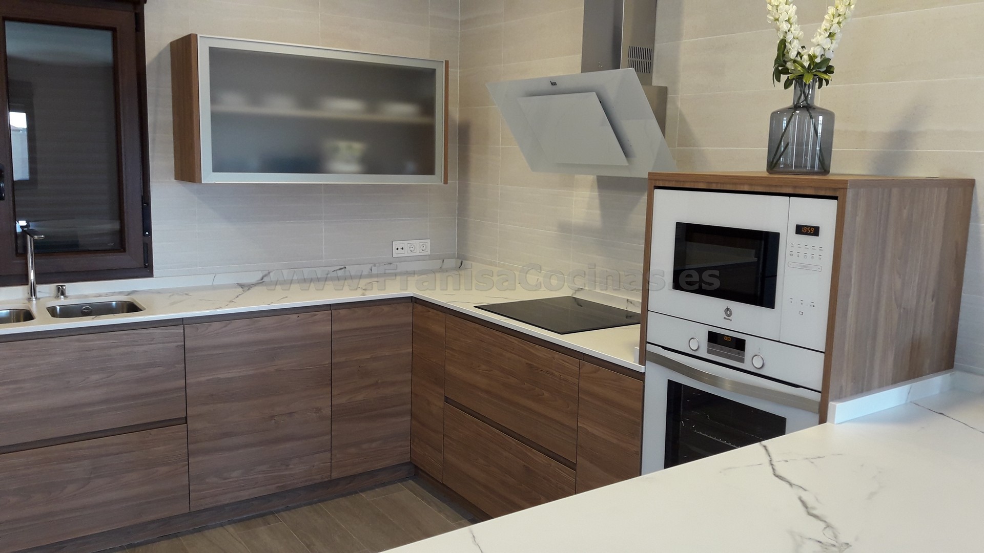 Muebles de cocina tirador uñero gola madera - Imagen 2