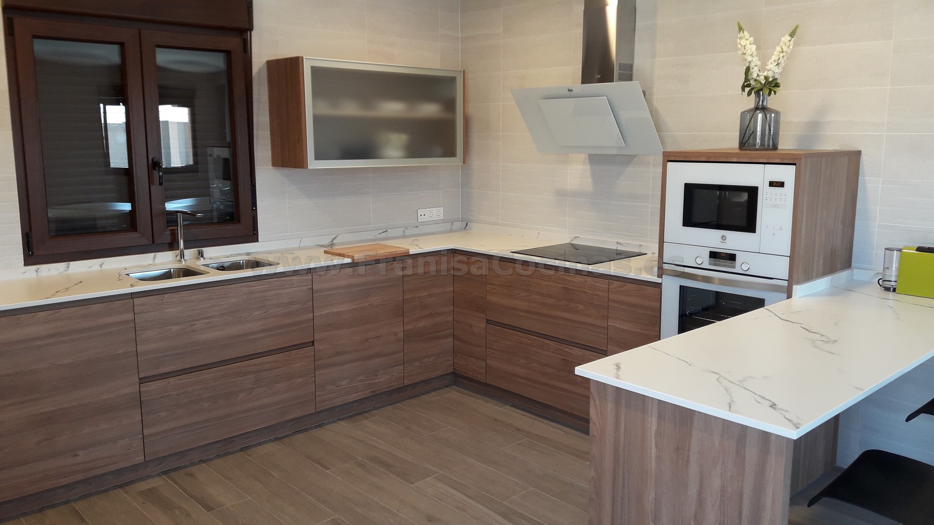 Muebles de cocina tirador uñero gola madera