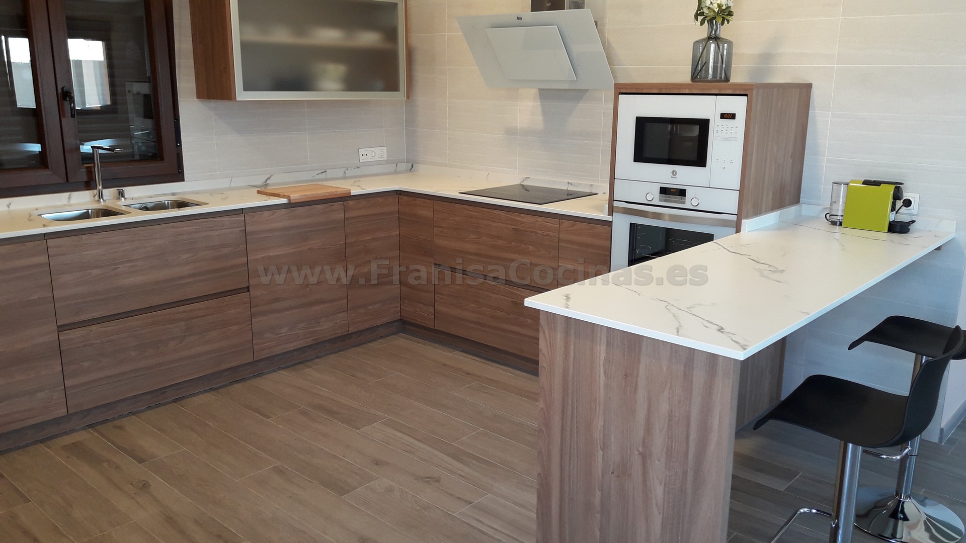 Muebles de cocina tirador uñero gola madera - Imagen 63