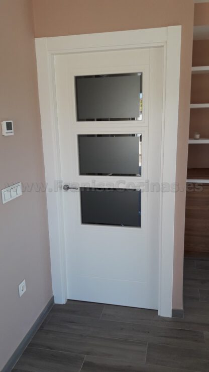 Puerta de vivienda lacada blanco con estrías - Imagen 2