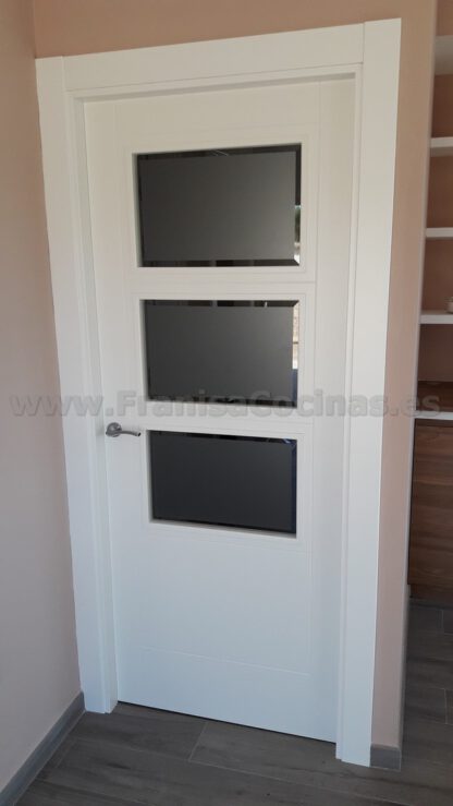 Puerta de vivienda lacada blanco con estrías