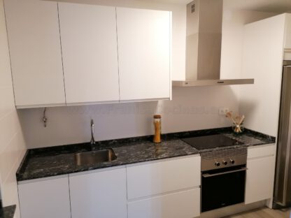 Muebles de cocina laminado blanco con encimera de granito - Imagen 27