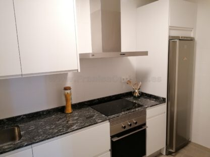 Muebles de cocina laminado blanco con encimera de granito - Imagen 17