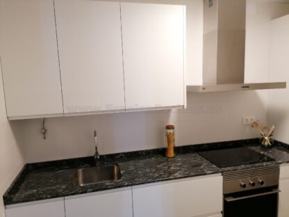 Muebles de cocina laminado blanco con encimera de granito - Imagen 16