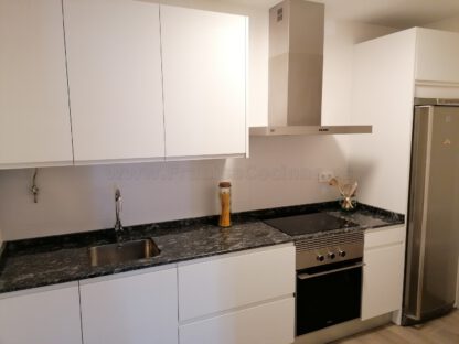 Muebles de cocina laminado blanco con encimera de granito - Imagen 15