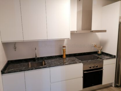 Muebles de cocina laminado blanco con encimera de granito - Imagen 14