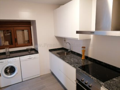 Muebles de cocina laminado blanco con encimera de granito - Imagen 12