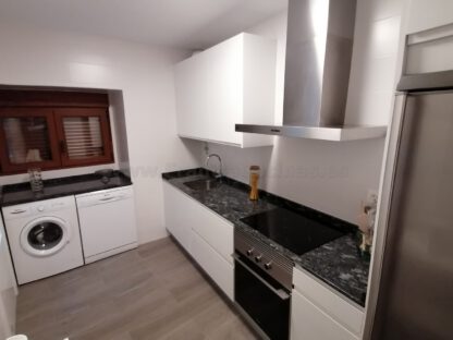 Muebles de cocina laminado blanco con encimera de granito