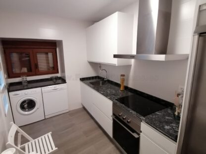 Muebles de cocina laminado blanco con encimera de granito - Imagen 4