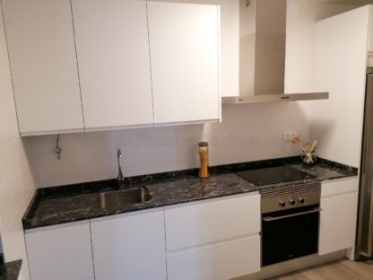 Muebles de cocina laminado blanco con encimera de granito - Imagen 26