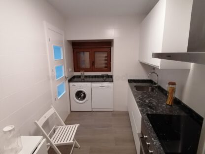 Muebles de cocina laminado blanco con encimera de granito - Imagen 10