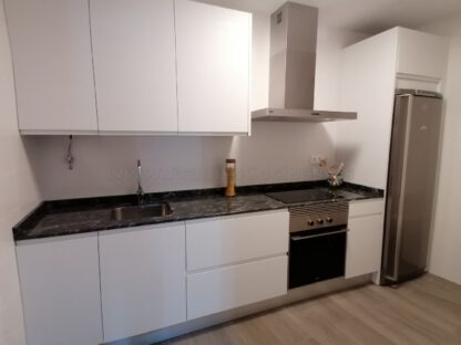Muebles de cocina laminado blanco con encimera de granito - Imagen 8