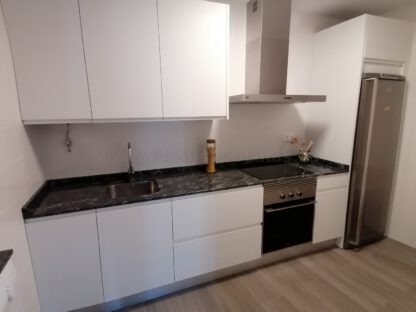 Muebles de cocina laminado blanco con encimera de granito - Imagen 7