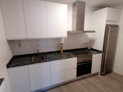 Muebles de cocina laminado blanco con encimera de granito - Imagen 3