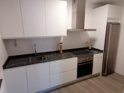 Muebles de cocina laminado blanco con encimera de granito - Imagen 6