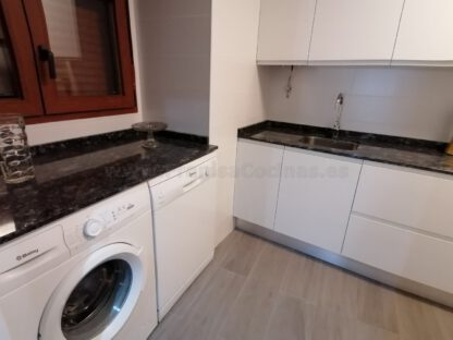 Muebles de cocina laminado blanco con encimera de granito - Imagen 5