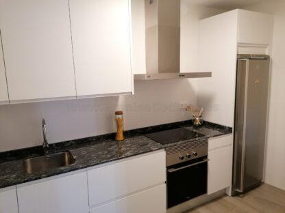 Muebles de cocina laminado blanco con encimera de granito - Imagen 25