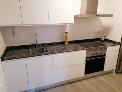 Muebles de cocina laminado blanco con encimera de granito - Imagen 24