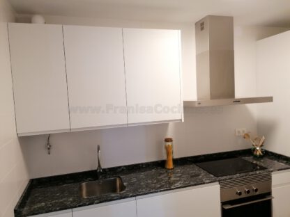Muebles de cocina laminado blanco con encimera de granito - Imagen 23