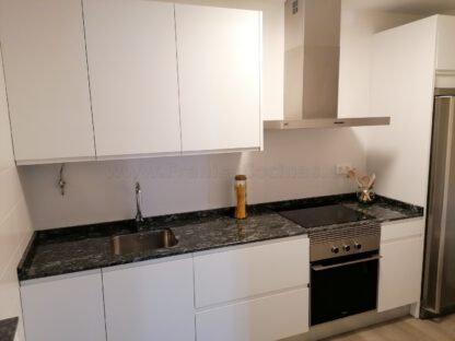 Muebles de cocina laminado blanco con encimera de granito - Imagen 22