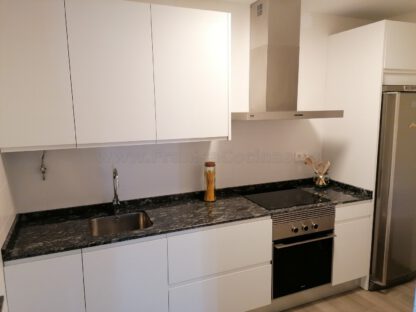 Muebles de cocina laminado blanco con encimera de granito - Imagen 21