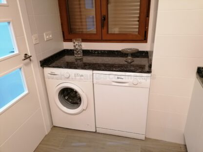 Muebles de cocina laminado blanco con encimera de granito - Imagen 19
