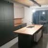 Muebles de cocina modernos color antracita, cashmere y encimera roble natural macizo - Imagen 2