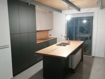 Muebles de cocina modernos color antracita, cashmere y encimera roble natural macizo - Imagen 2
