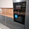 Muebles de cocina modernos color antracita, cashmere y encimera roble natural macizo - Imagen 51