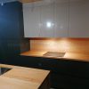 Muebles de cocina modernos color antracita, cashmere y encimera roble natural macizo - Imagen 50