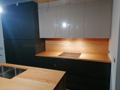 Muebles de cocina modernos color antracita, cashmere y encimera roble natural macizo - Imagen 50