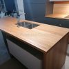 Muebles de cocina modernos color antracita, cashmere y encimera roble natural macizo - Imagen 49