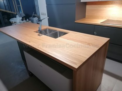 Muebles de cocina modernos color antracita, cashmere y encimera roble natural macizo - Imagen 49
