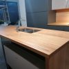 Muebles de cocina modernos color antracita, cashmere y encimera roble natural macizo - Imagen 48