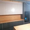 Muebles de cocina modernos color antracita, cashmere y encimera roble natural macizo - Imagen 47