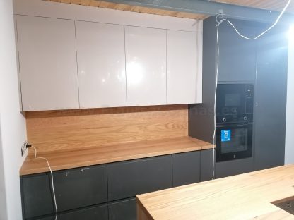 Muebles de cocina modernos color antracita, cashmere y encimera roble natural macizo - Imagen 47