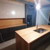 Muebles de cocina modernos color antracita, cashmere y encimera roble natural macizo - Imagen 46