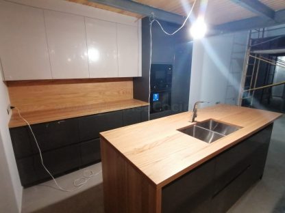 Muebles de cocina modernos color antracita, cashmere y encimera roble natural macizo - Imagen 46