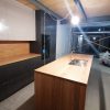 Muebles de cocina modernos color antracita, cashmere y encimera roble natural macizo - Imagen 45