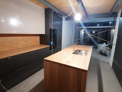 Muebles de cocina modernos color antracita, cashmere y encimera roble natural macizo - Imagen 45