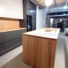 Muebles de cocina modernos color antracita, cashmere y encimera roble natural macizo - Imagen 44