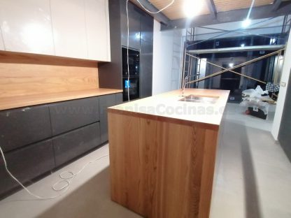 Muebles de cocina modernos color antracita, cashmere y encimera roble natural macizo - Imagen 44