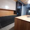 Muebles de cocina modernos color antracita, cashmere y encimera roble natural macizo - Imagen 43