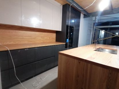 Muebles de cocina modernos color antracita, cashmere y encimera roble natural macizo - Imagen 43